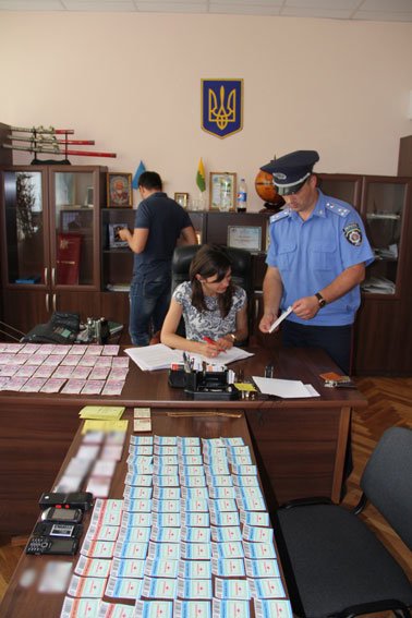 На взятке в 3000 гривен попался председатель поселкового совета в Черниговской области (фото) - фото 1 На взятке в 3000 гривен попался председатель поселкового совета в Черниговской области (фото) - фото 1