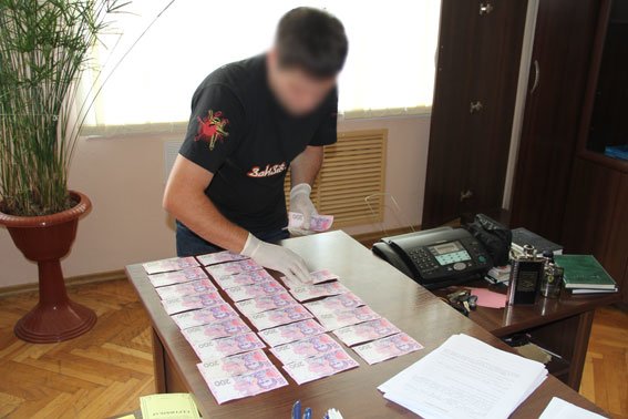 На взятке в 3000 гривен попался председатель поселкового совета в Черниговской области (фото) - фото 1 На взятке в 3000 гривен попался председатель поселкового совета в Черниговской области (фото) - фото 1