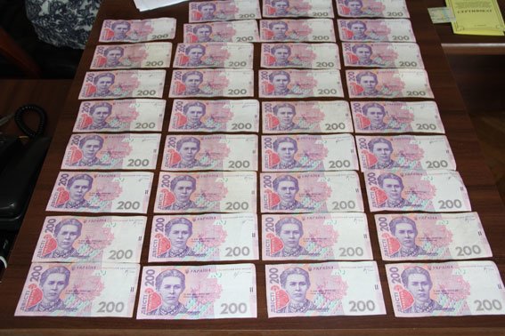 На взятке в 3000 гривен попался председатель поселкового совета в Черниговской области (фото) - фото 1 На взятке в 3000 гривен попался председатель поселкового совета в Черниговской области (фото) - фото 1