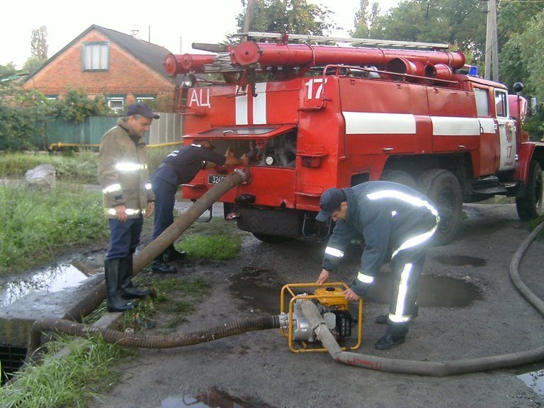 Світловодськ: рятувальники продовжують ліквідовувати наслідки негоди. ФОТО (фото) - фото 1 Світловодськ: рятувальники продовжують ліквідовувати наслідки негоди. ФОТО (фото) - фото 1