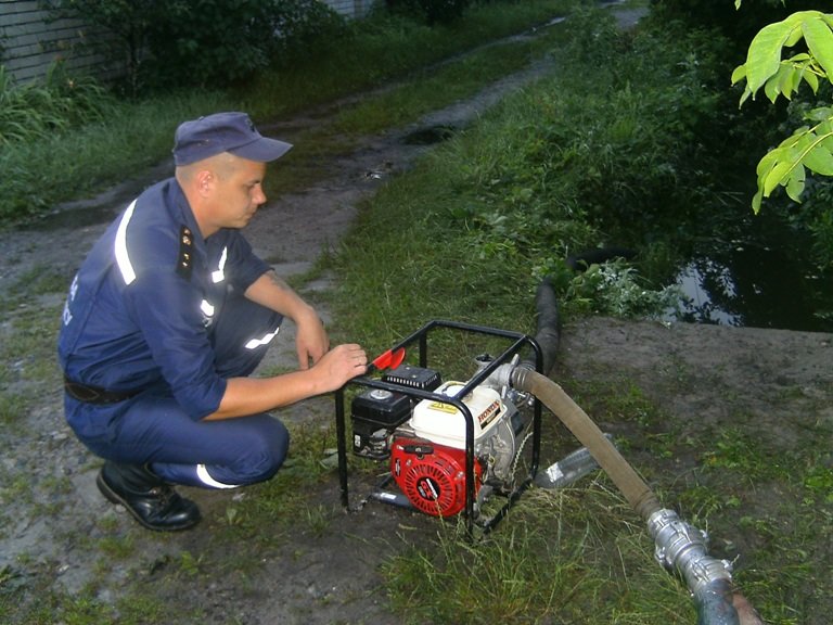 Світловодськ: рятувальники продовжують ліквідовувати наслідки негоди. ФОТО (фото) - фото 1 Світловодськ: рятувальники продовжують ліквідовувати наслідки негоди. ФОТО (фото) - фото 1