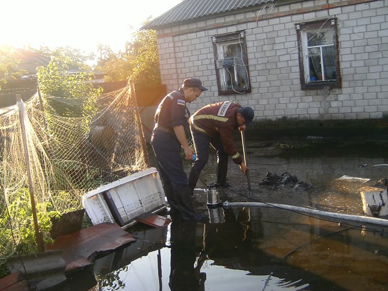 Світловодськ: рятувальники продовжують ліквідовувати наслідки негоди. ФОТО (фото) - фото 1 Світловодськ: рятувальники продовжують ліквідовувати наслідки негоди. ФОТО (фото) - фото 1