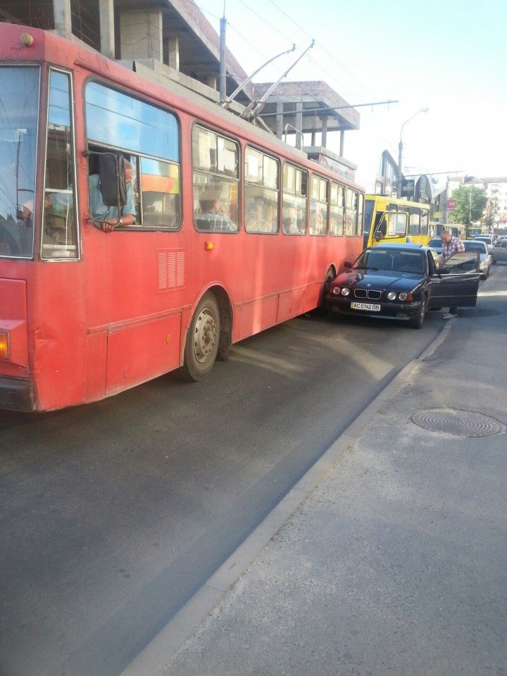 У Тернополі водій припаркував авто посеред… дороги. Утворився довжелезний затор (фото) (фото) - фото 1 У Тернополі водій припаркував авто посеред… дороги. Утворився довжелезний затор (фото) (фото) - фото 1