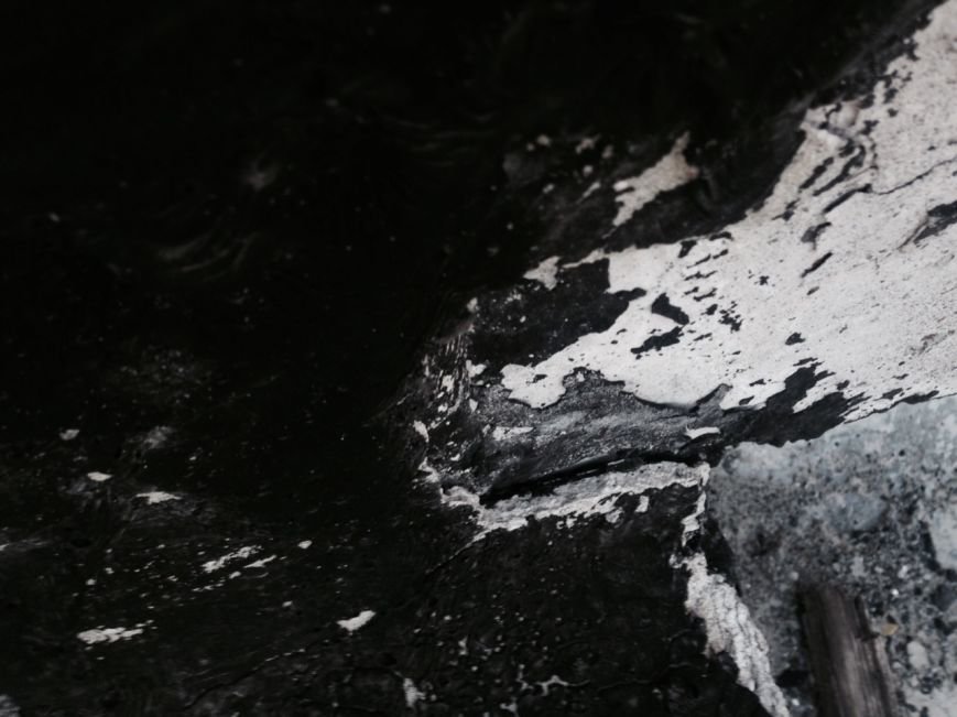 В доме на улице Карнаухова вода течёт с девятого по первый этаж, а управляющая компания не знает, что с этим делать (ФОТО) (фото) - фото 1 В доме на улице Карнаухова вода течёт с девятого по первый этаж, а управляющая компания не знает, что с этим делать (ФОТО) (фото) - фото 1