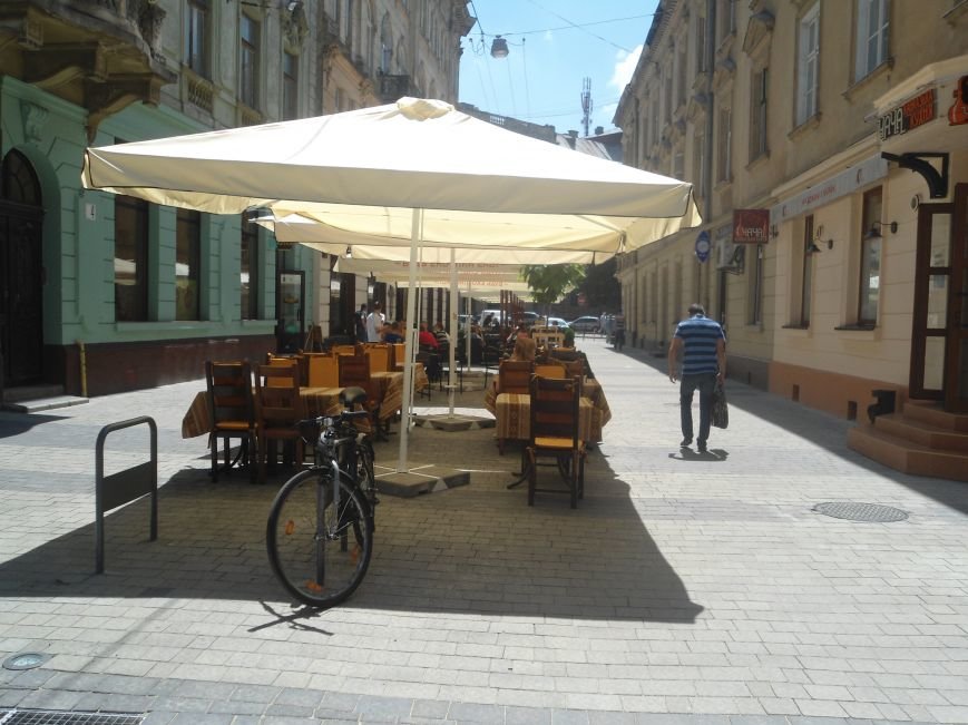 Чи стала вулиця Леся Курбаса пішохідною? (ФОТО) (фото) - фото 1 Чи стала вулиця Леся Курбаса пішохідною? (ФОТО) (фото) - фото 1