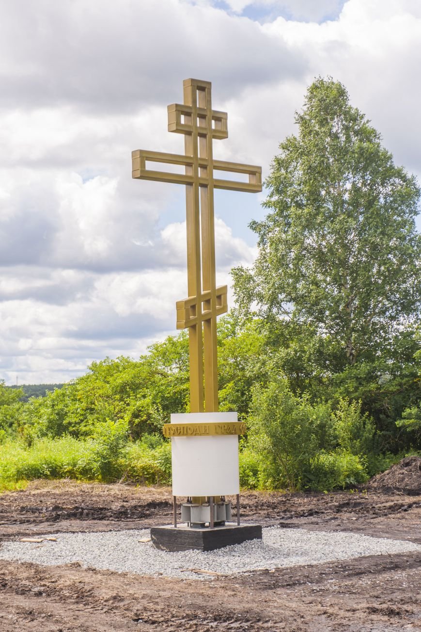 Поклонный крест водружен возле дороги Полевской-Екатеринбург. Фоторепортаж.