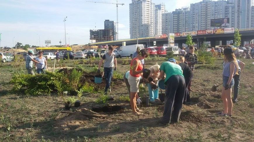 Конфликт исчерпан: на месте незаконной застройки на Осокорках разбили сквер (ФОТО) (фото) - фото 1 Конфликт исчерпан: на месте незаконной застройки на Осокорках разбили сквер (ФОТО) (фото) - фото 1