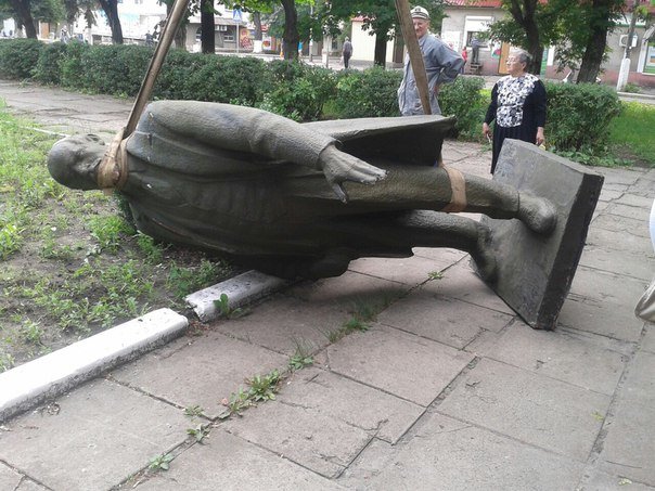 В городе Родинское Ленина убрали, чтобы не накалять обстановку (фото) - фото 2 В городе Родинское Ленина убрали, чтобы не накалять обстановку (фото) - фото 2
