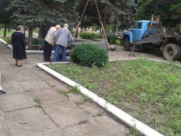 В городе Родинское Ленина убрали, чтобы не накалять обстановку (фото) - фото 2 В городе Родинское Ленина убрали, чтобы не накалять обстановку (фото) - фото 2