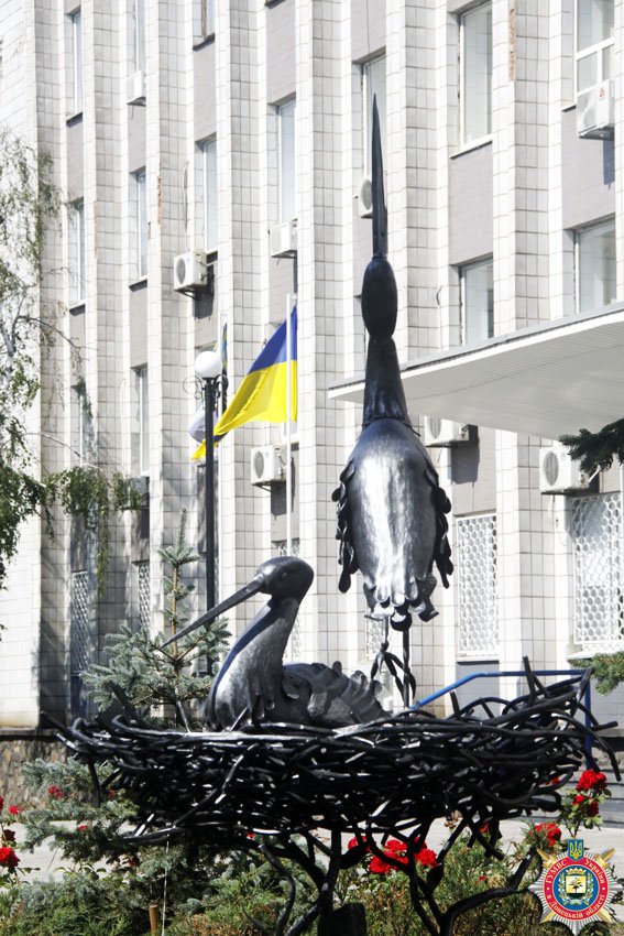 В Мариуполе под стенами главного управления областной милиции «поселились» аисты (ФОТО) (фото) - фото 1 В Мариуполе под стенами главного управления областной милиции «поселились» аисты (ФОТО) (фото) - фото 1