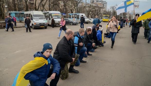 Рік АТО: як Україна дякує своїм військовим за героїзм і відвагу (ФОТО+ВІДЕО) (фото) - фото 4 Рік АТО: як Україна дякує своїм військовим за героїзм і відвагу (ФОТО+ВІДЕО) (фото) - фото 4