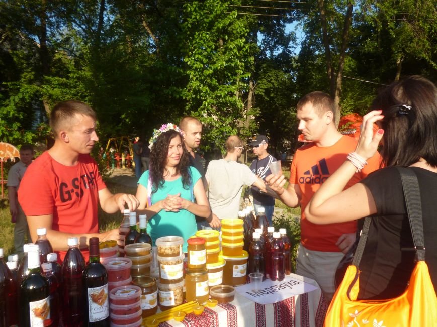 Криворожане на празднике Ивана Купала собрали более 3 тысяч гривен на лечение онкобольных детей (ФОТО) (фото) - фото 3 Криворожане на празднике Ивана Купала собрали более 3 тысяч гривен на лечение онкобольных детей (ФОТО) (фото) - фото 3