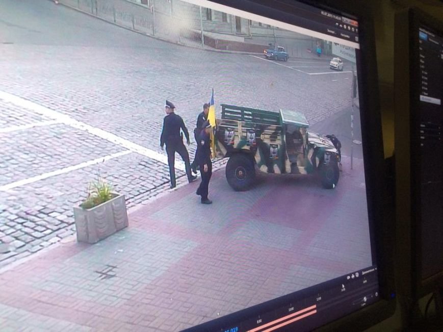 В Киеве новые патрульные вернули на место 3-тонный музейный экспонат (ФОТО) (фото) - фото 1 В Киеве новые патрульные вернули на место 3-тонный музейный экспонат (ФОТО) (фото) - фото 1