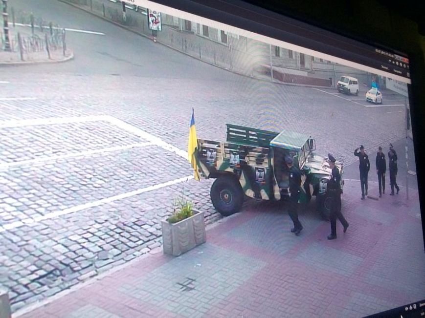 В Киеве новые патрульные вернули на место 3-тонный музейный экспонат (ФОТО) (фото) - фото 1 В Киеве новые патрульные вернули на место 3-тонный музейный экспонат (ФОТО) (фото) - фото 1