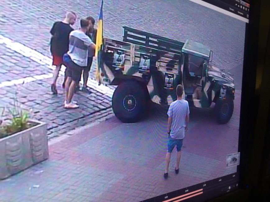 В Киеве новые патрульные вернули на место 3-тонный музейный экспонат (ФОТО) (фото) - фото 1 В Киеве новые патрульные вернули на место 3-тонный музейный экспонат (ФОТО) (фото) - фото 1