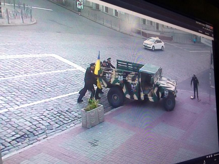 В Киеве новые патрульные вернули на место 3-тонный музейный экспонат (ФОТО) (фото) - фото 1 В Киеве новые патрульные вернули на место 3-тонный музейный экспонат (ФОТО) (фото) - фото 1