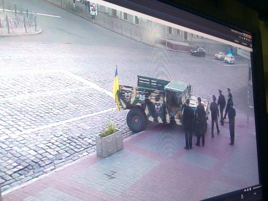 В Киеве новые патрульные вернули на место 3-тонный музейный экспонат (ФОТО) (фото) - фото 1 В Киеве новые патрульные вернули на место 3-тонный музейный экспонат (ФОТО) (фото) - фото 1