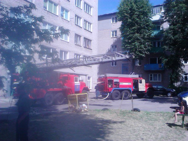 На ул. Советских пограничников спасатели достали из горящей квартиры мужчину (фото) - фото 1 На ул. Советских пограничников спасатели достали из горящей квартиры мужчину (фото) - фото 1