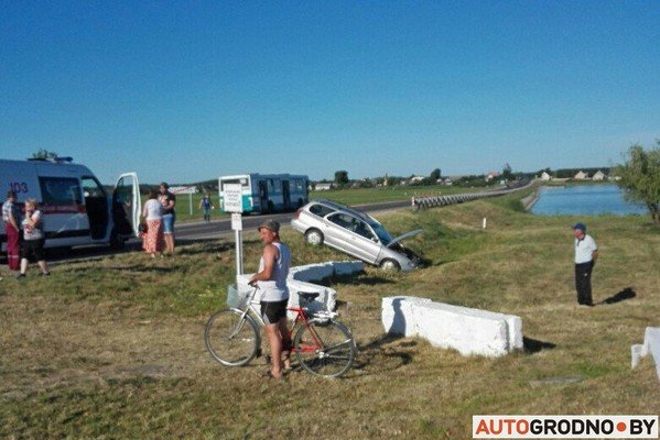 В Вертелишках рейсовый автобус столкнулся с легковым автомобилем (фото) - фото 1 В Вертелишках рейсовый автобус столкнулся с легковым автомобилем (фото) - фото 1