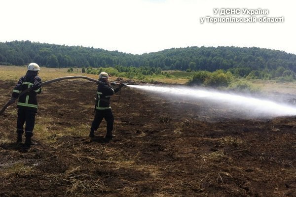 На Тернопільщині рятувальники гасили пожежу на території торфполя (фото) (фото) - фото 1 На Тернопільщині рятувальники гасили пожежу на території торфполя (фото) (фото) - фото 1
