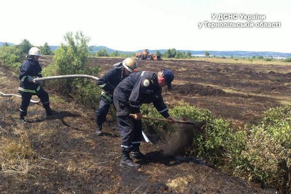 На Тернопільщині рятувальники гасили пожежу на території торфполя (фото) (фото) - фото 1 На Тернопільщині рятувальники гасили пожежу на території торфполя (фото) (фото) - фото 1