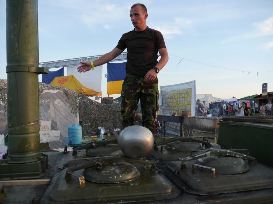 Кошти для армії: у Тернополі на польовій кухні волонтери зібрали понад 57 тисяч гривень (фото) - фото 1 Кошти для армії: у Тернополі на польовій кухні волонтери зібрали понад 57 тисяч гривень (фото) - фото 1