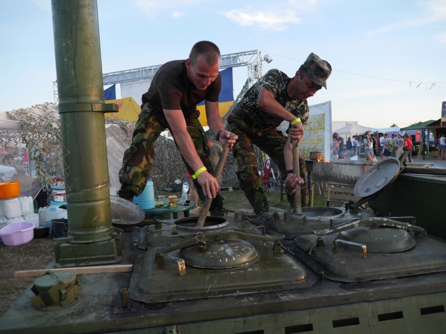 Кошти для армії: у Тернополі на польовій кухні волонтери зібрали понад 57 тисяч гривень (фото) - фото 1 Кошти для армії: у Тернополі на польовій кухні волонтери зібрали понад 57 тисяч гривень (фото) - фото 1