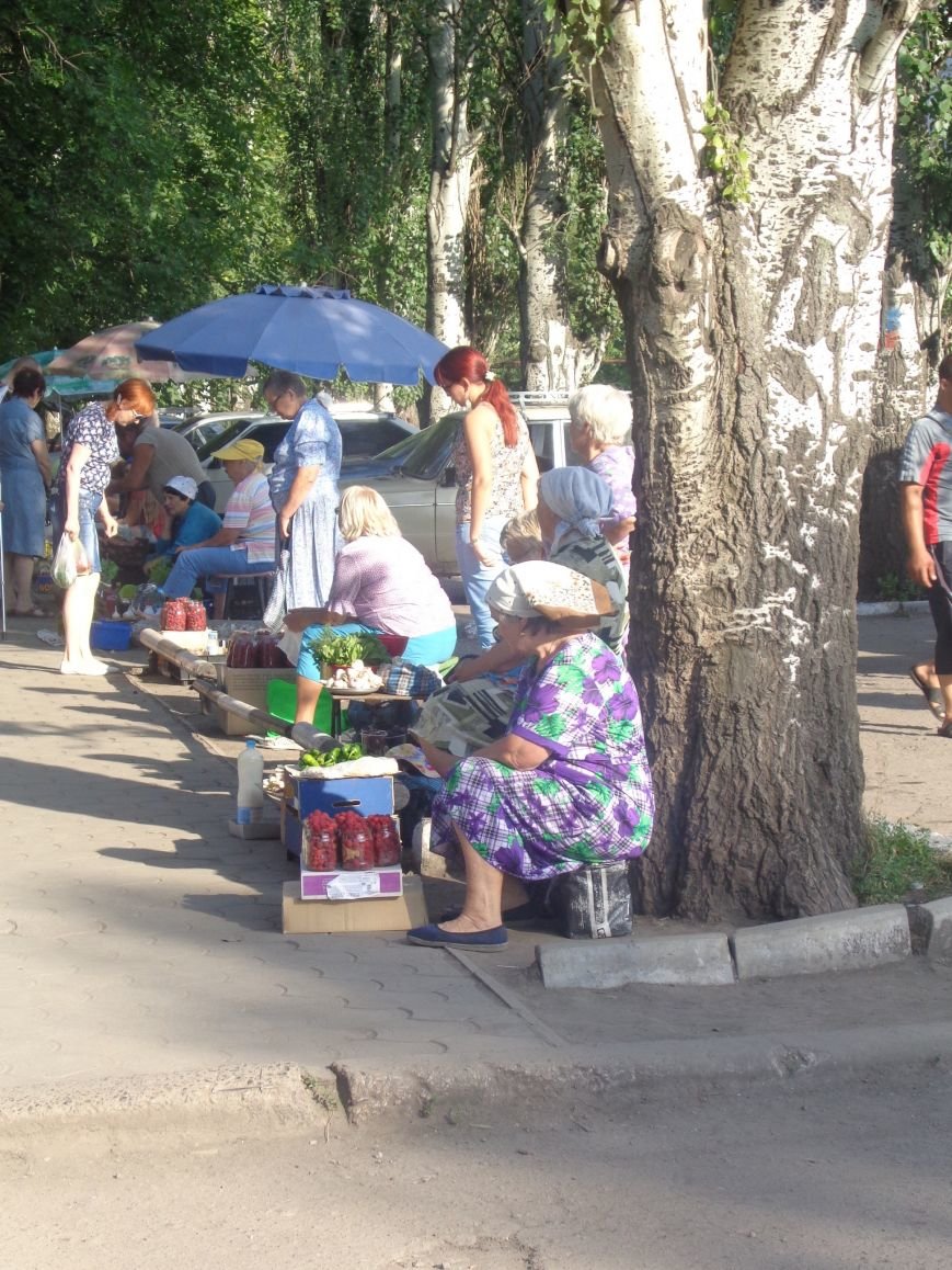 Стихийная торговля в Красноармейске: нарушить закон, чтобы выжить (фото) - фото 1 Стихийная торговля в Красноармейске: нарушить закон, чтобы выжить (фото) - фото 1