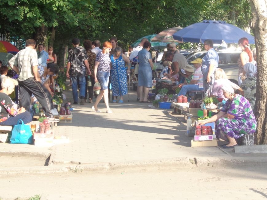 Стихийная торговля в Красноармейске: нарушить закон, чтобы выжить (фото) - фото 1 Стихийная торговля в Красноармейске: нарушить закон, чтобы выжить (фото) - фото 1