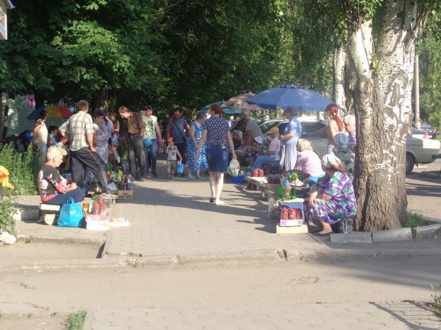 Стихийная торговля в Красноармейске: нарушить закон, чтобы выжить (фото) - фото 1 Стихийная торговля в Красноармейске: нарушить закон, чтобы выжить (фото) - фото 1