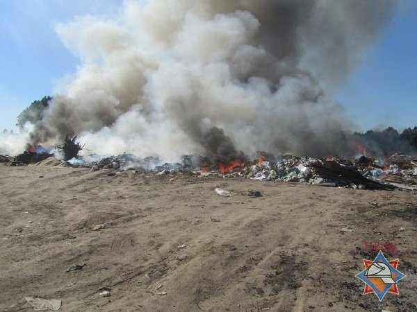 На выходных гродненские спасатели дважды тушили мусорные полигоны (фото) - фото 3 На выходных гродненские спасатели дважды тушили мусорные полигоны (фото) - фото 3