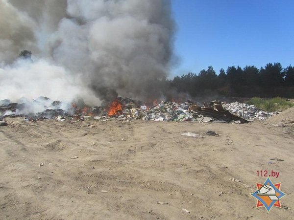 На выходных гродненские спасатели дважды тушили мусорные полигоны (фото) - фото 1 На выходных гродненские спасатели дважды тушили мусорные полигоны (фото) - фото 1