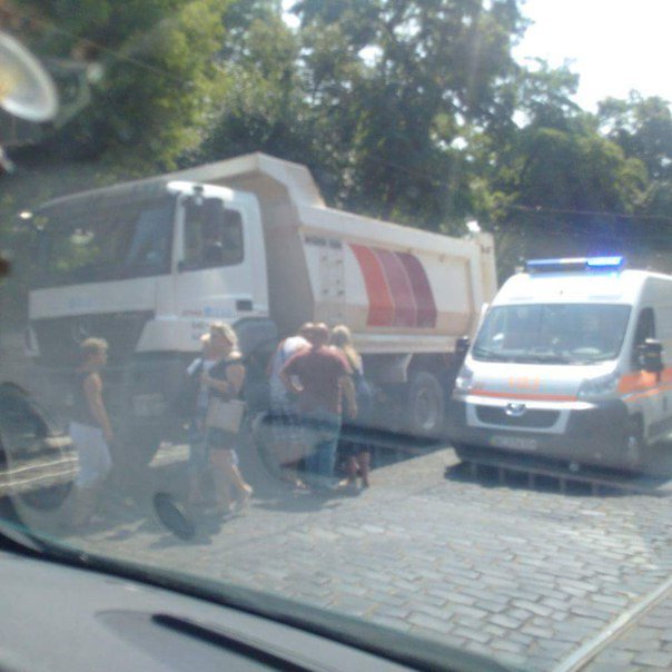 У Львові водій вантажівки збив літню жінку, яка переходила дорогу (ФОТО) (фото) - фото 1 У Львові водій вантажівки збив літню жінку, яка переходила дорогу (ФОТО) (фото) - фото 1