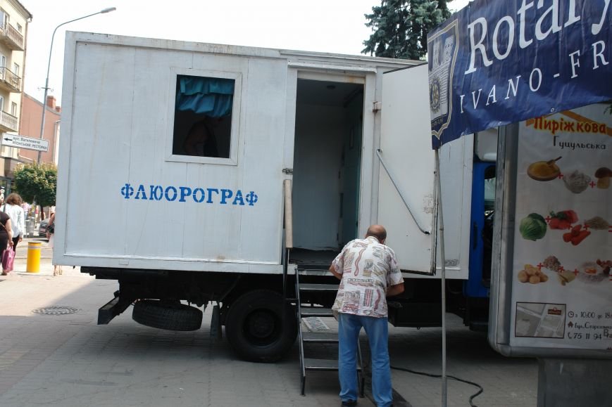Іванофранківці на стометрівці мали змогу пройти флюорографічне обстеження (ФОТО) (фото) - фото 1 Іванофранківці на стометрівці мали змогу пройти флюорографічне обстеження (ФОТО) (фото) - фото 1