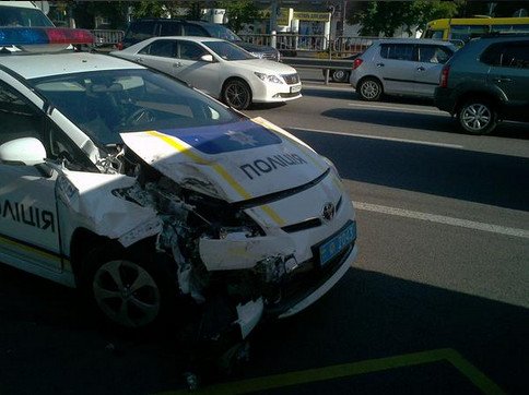 В Киеве авто патрульных полицейских столкнулось с маршруткой (Добавлено ФОТО) (фото) - фото 1 В Киеве авто патрульных полицейских столкнулось с маршруткой (Добавлено ФОТО) (фото) - фото 1