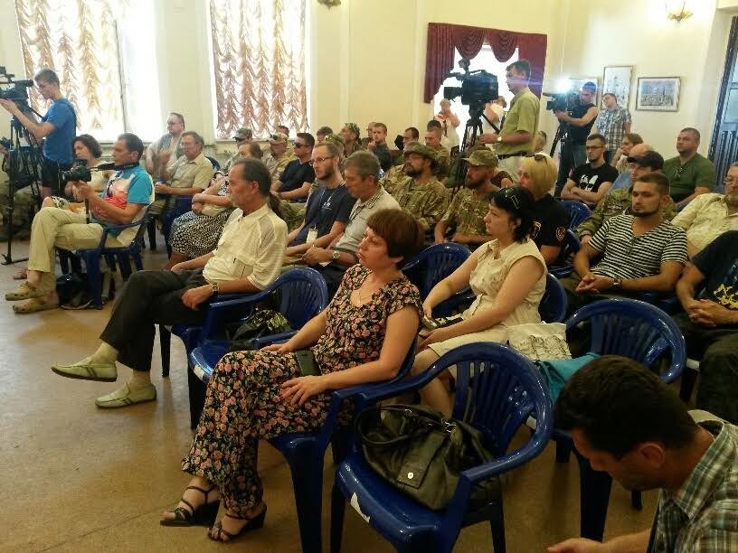 Мариупольцы блокируют вывод войск из Широкино, если такой приказ будет отдан, - общественники (ФОТО) (фото) - фото 9 Мариупольцы блокируют вывод войск из Широкино, если такой приказ будет отдан, - общественники (ФОТО) (фото) - фото 9