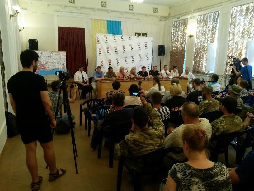 Мариупольцы блокируют вывод войск из Широкино, если такой приказ будет отдан, - общественники (ФОТО) (фото) - фото 8 Мариупольцы блокируют вывод войск из Широкино, если такой приказ будет отдан, - общественники (ФОТО) (фото) - фото 8