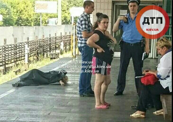 В Киеве на платформе метро “Гидропарк” умер мужчина (ФОТО) (фото) - фото 1 В Киеве на платформе метро “Гидропарк” умер мужчина (ФОТО) (фото) - фото 1