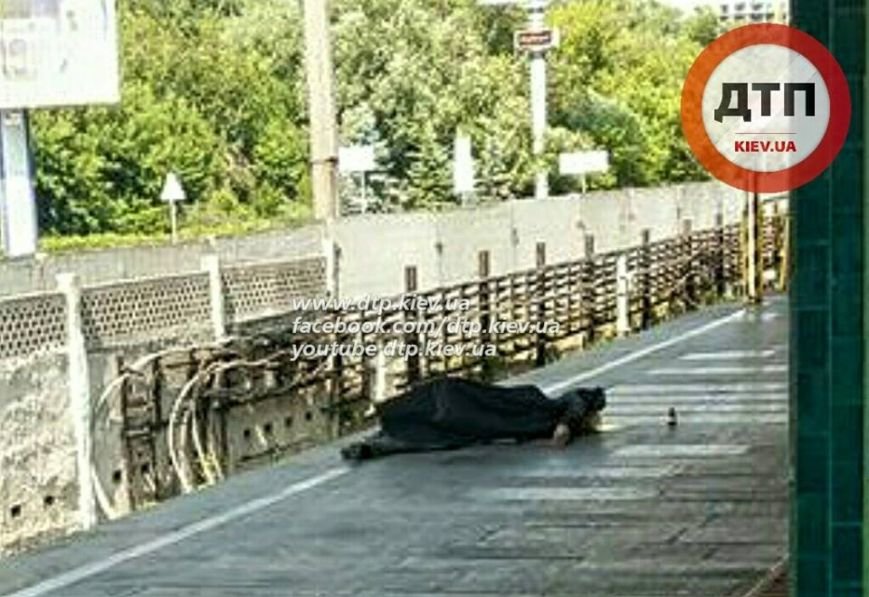 В Киеве на платформе метро “Гидропарк” умер мужчина (ФОТО) (фото) - фото 1 В Киеве на платформе метро “Гидропарк” умер мужчина (ФОТО) (фото) - фото 1