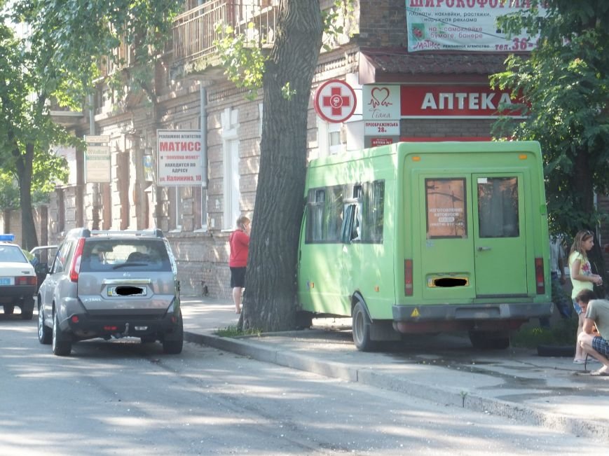 В Кировограде произошло ДТП - маршрутка столкнулась с внедорожником и врезалась в дерево. ФОТО (фото) - фото 1 В Кировограде произошло ДТП - маршрутка столкнулась с внедорожником и врезалась в дерево. ФОТО (фото) - фото 1