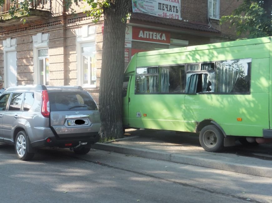 В Кировограде произошло ДТП - маршрутка столкнулась с внедорожником и врезалась в дерево. ФОТО (фото) - фото 1 В Кировограде произошло ДТП - маршрутка столкнулась с внедорожником и врезалась в дерево. ФОТО (фото) - фото 1