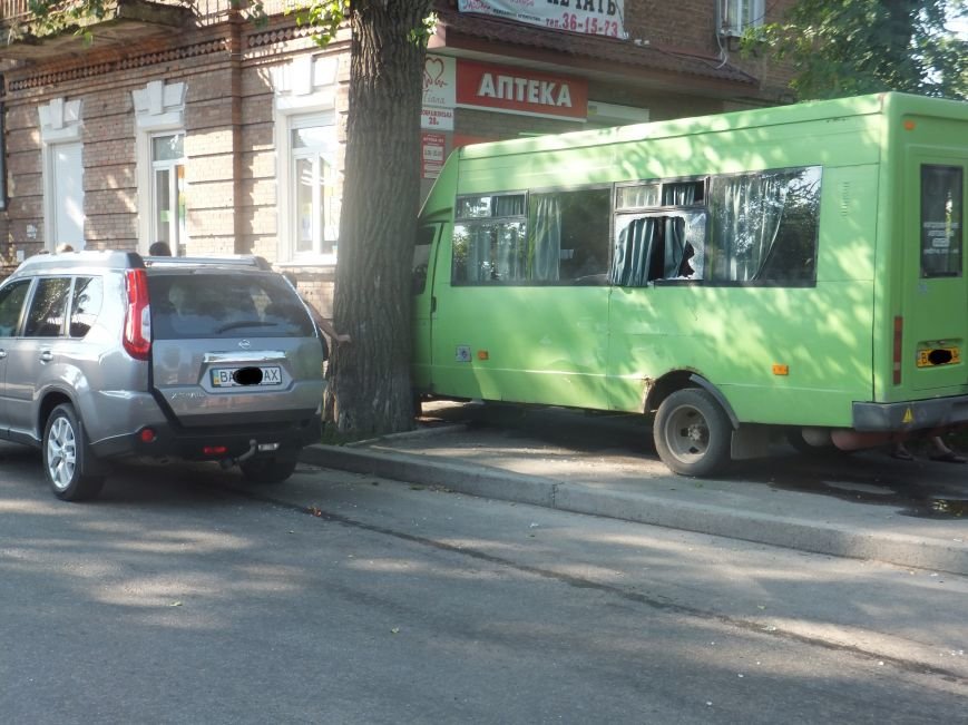 В Кировограде произошло ДТП - маршрутка столкнулась с внедорожником и врезалась в дерево. ФОТО (фото) - фото 1 В Кировограде произошло ДТП - маршрутка столкнулась с внедорожником и врезалась в дерево. ФОТО (фото) - фото 1