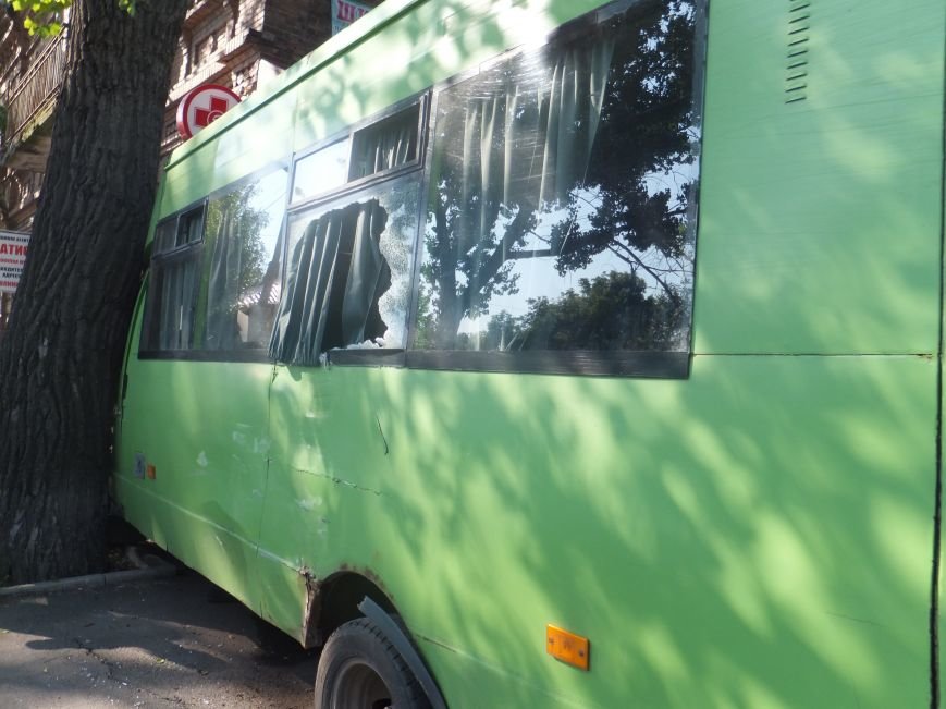 В Кировограде произошло ДТП - маршрутка столкнулась с внедорожником и врезалась в дерево. ФОТО (фото) - фото 1 В Кировограде произошло ДТП - маршрутка столкнулась с внедорожником и врезалась в дерево. ФОТО (фото) - фото 1