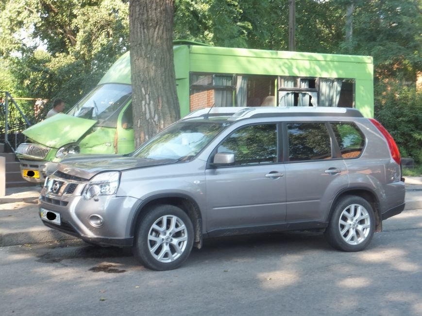 В Кировограде произошло ДТП - маршрутка столкнулась с внедорожником и врезалась в дерево. ФОТО (фото) - фото 1 В Кировограде произошло ДТП - маршрутка столкнулась с внедорожником и врезалась в дерево. ФОТО (фото) - фото 1