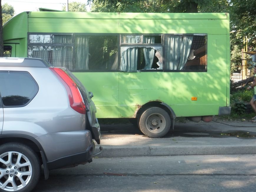 В Кировограде произошло ДТП - маршрутка столкнулась с внедорожником и врезалась в дерево. ФОТО (фото) - фото 1 В Кировограде произошло ДТП - маршрутка столкнулась с внедорожником и врезалась в дерево. ФОТО (фото) - фото 1