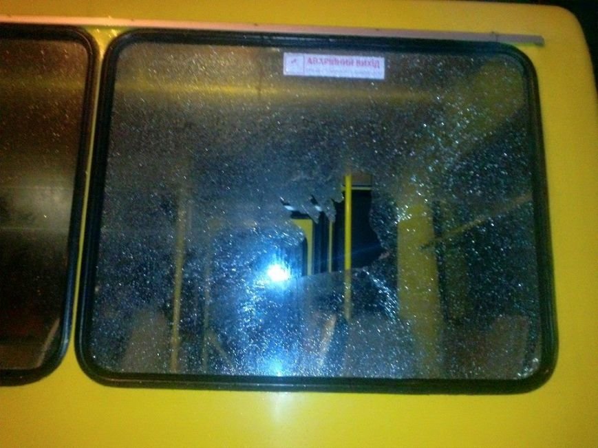 Львівська міліція не буде розшукувати зловмисника який обстріляв автобус (ФОТО) (фото) - фото 1 Львівська міліція не буде розшукувати зловмисника який обстріляв автобус (ФОТО) (фото) - фото 1