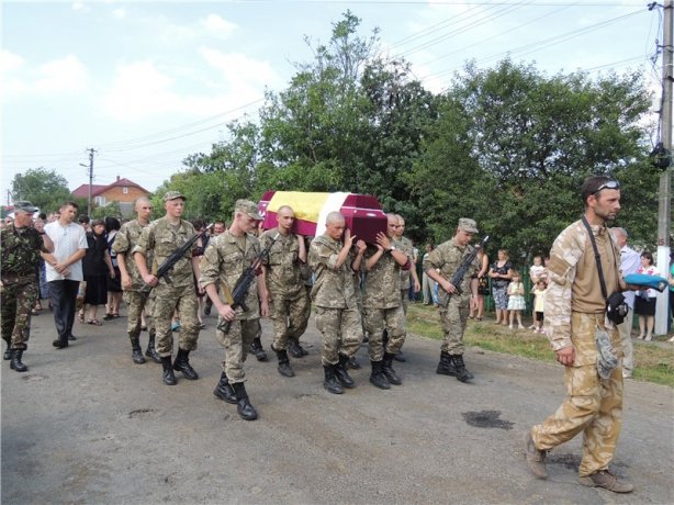 На Львівщині провели в останню дорогу загиблого «кіборга» Андрія Грицана (ФОТО) (фото) - фото 1 На Львівщині провели в останню дорогу загиблого «кіборга» Андрія Грицана (ФОТО) (фото) - фото 1