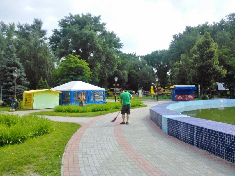 В Сумах правонарушители убирают детский парк «Сказка» (ФОТО) (фото) - фото 1 В Сумах правонарушители убирают детский парк «Сказка» (ФОТО) (фото) - фото 1