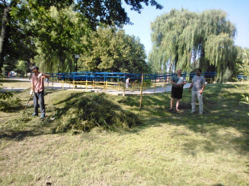 В Сумах правонарушители убирают детский парк «Сказка» (ФОТО) (фото) - фото 1 В Сумах правонарушители убирают детский парк «Сказка» (ФОТО) (фото) - фото 1