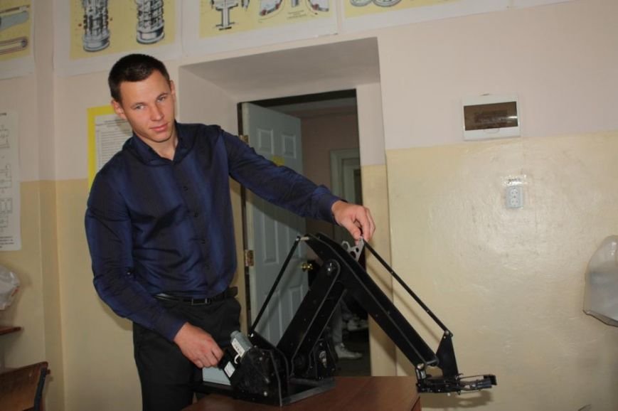 Науковці та студенти Львівської політехніки розробляють техніку для експлуатації в зоні бойових дій (фото) - фото 3 Науковці та студенти Львівської політехніки розробляють техніку для експлуатації в зоні бойових дій (фото) - фото 3